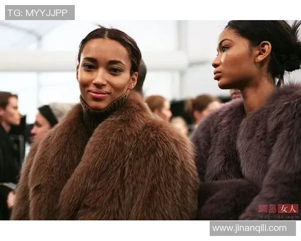 巴西黑人足球明星与模特甜蜜结婚共同开启幸福新篇章