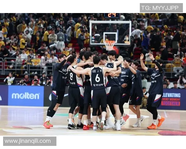 广州篮球队在世界杯预选赛中以99分稳居积分榜首位展现强劲实力